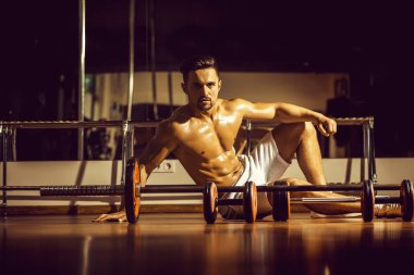 Barbell ile kas adam