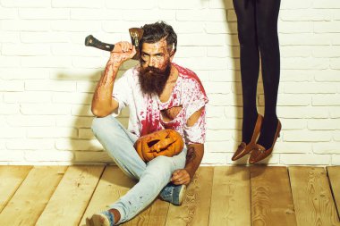 Cadılar Bayramı zombi adam kabak, balta ve kadın bacakları sakallı