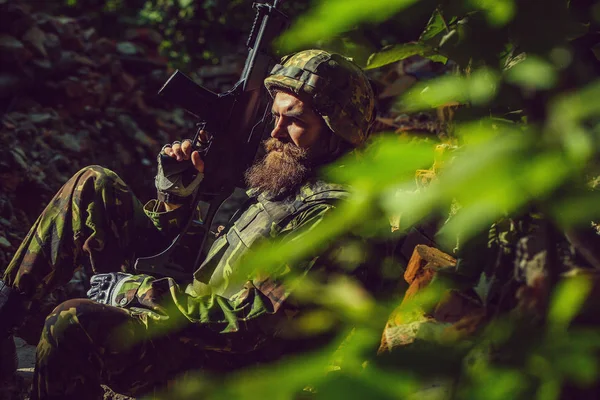 Jovem soldado com arma — Fotografia de Stock