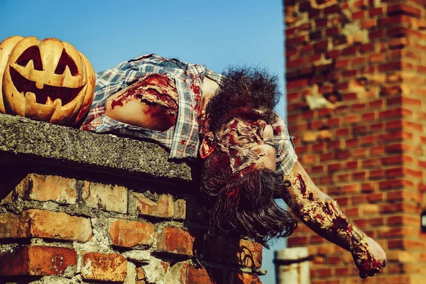 Zombie uomo si trova sul camino — Foto Stock