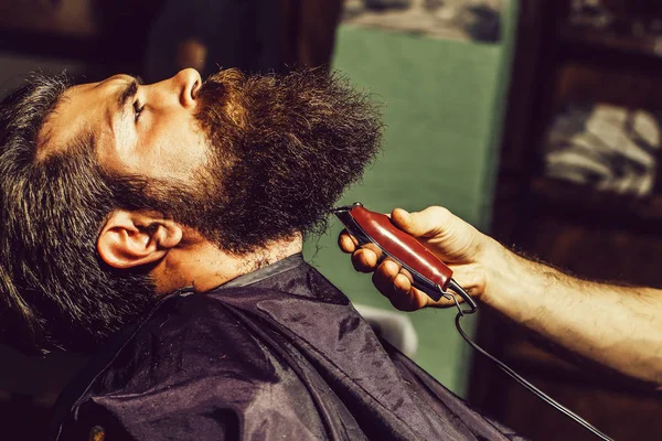 Knappe bebaarde man in de barbershop — Stockfoto