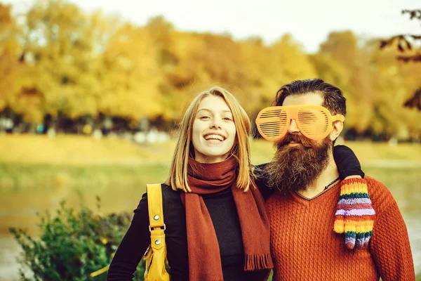 Young couple in autumn park — Stock Photo, Image