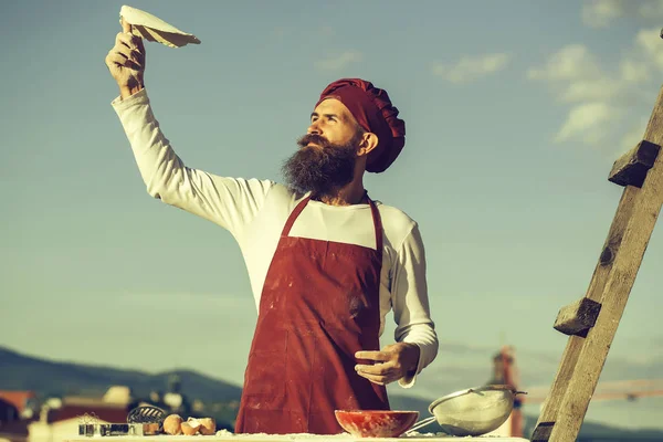 Homem cozinheiro jogando massa — Fotografia de Stock