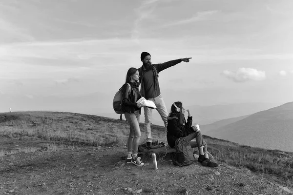 Gente en la cima de la montaña — Foto de Stock