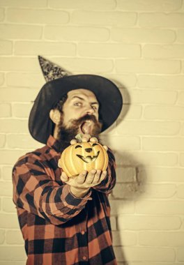 Cadılar Bayramı Balkabağı beyaz tuğla duvar adamla