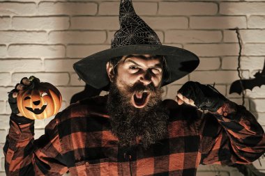 Cadılar Bayramı Balkabağı ve karanlık gölge içinde yumruk adamla