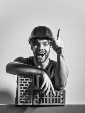 Seksi kaslı erkek yapıcı.