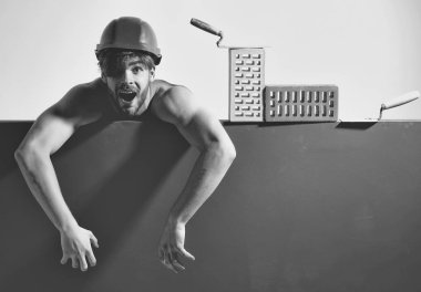 Seksi kaslı erkek yapıcı.