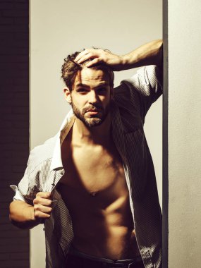 Sarı saçlı yakışıklı adam dokunur