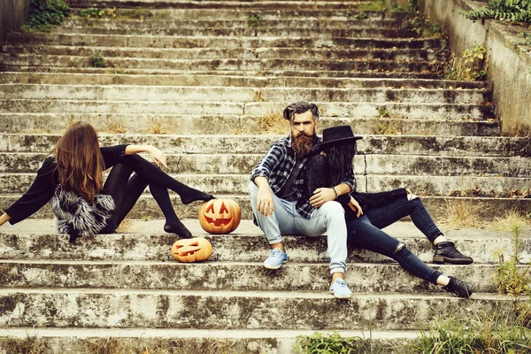 Halloween homem e meninas com abóbora — Fotografia de Stock