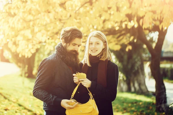 Junges Paar im Herbstpark — Stockfoto