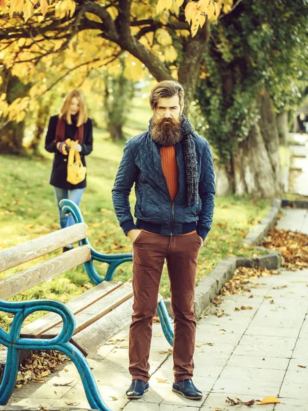 Young couple in autumn park — Stock Photo, Image