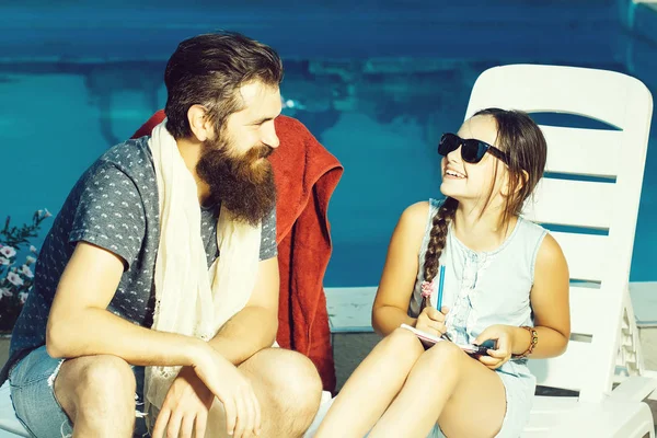 Feliz niña y hombre en la piscina —  Fotos de Stock