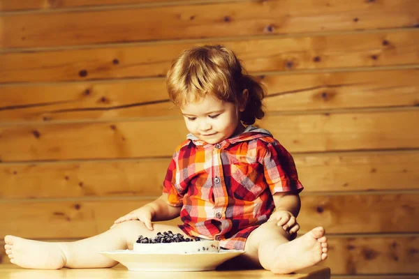 かわいい男の子がケーキを食べます — ストック写真