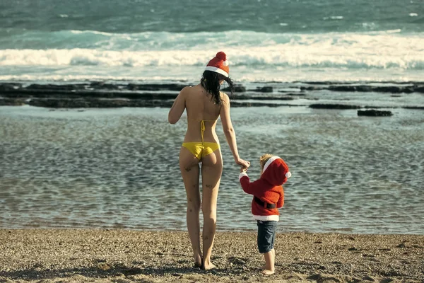 Vrouw en kind permanent op zee strand — Stockfoto