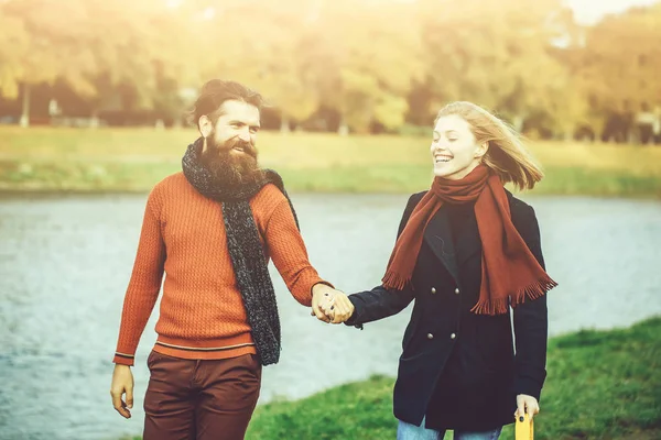 Pareja joven en otoño parque — Foto de Stock