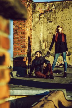 Çatı tuğla duvar yakınındaki genç Çift