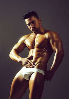 Yakışıklı adam veya kas maço