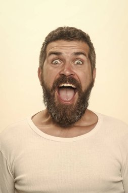 Adam uzun sakal ve bıyık.