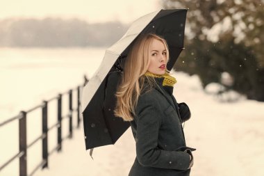 Gri ceket, atkı ve eldiven modeli