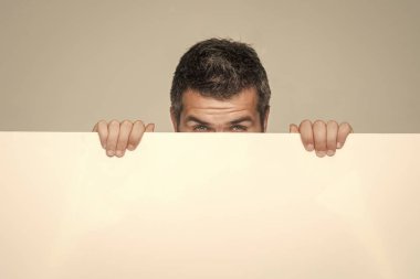 Hipster gizle yüz beyaz kağıt behind.