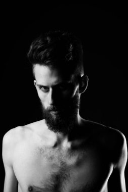 ciddi yüz ve çıplak göğüs sakallı hippi genç adam vardır