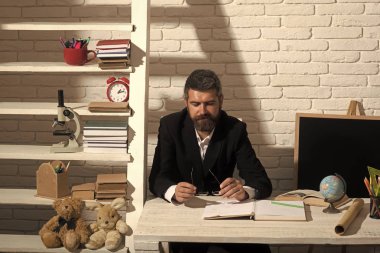 Beyaz tuğla duvar arka plan üzerinde sakallı