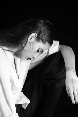 Kadın şık uzun küpeler saçlı.