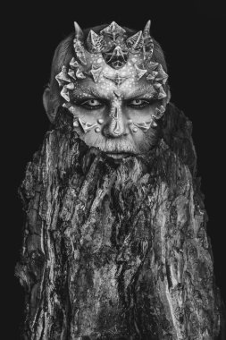 Canavar keskin dikenler ve siğiller ile