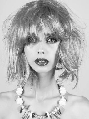 Manken çıplak vücudu ve kırmızı dudaklar.