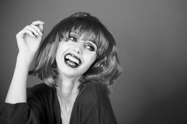 moda model kırmızı dudaklar.