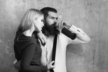 Kadın ve adam şarap içme