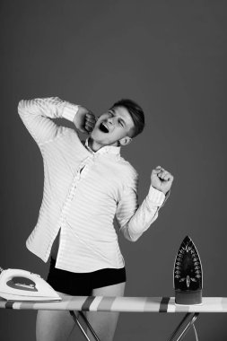 Ütü Masası ile ütüler, esneme ve germe yorgun adam