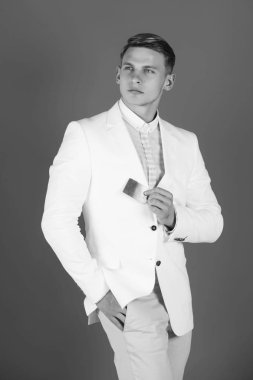 Mavi arka plan üzerinde rahat takım elbise Yöneticisi