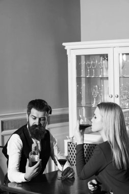 Kadın ve erkek bir restoranda kırmızı şarap paylaşımı