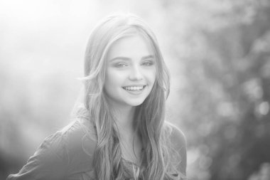 Moda model yeşil arka plan üzerinde.