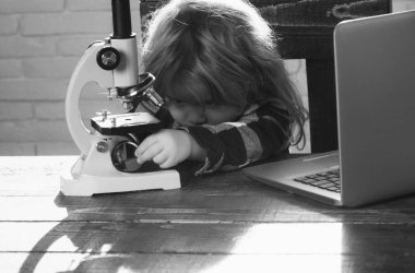 küçük çocuk, bilim çocuk, dizüstü bilgisayar ve mikroskop iş çocuk