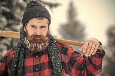 Yeni yıl adam karlı soğuk ormandaki.