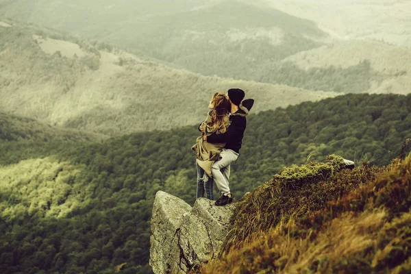 Coppia romantica in cima alla montagna — Foto Stock
