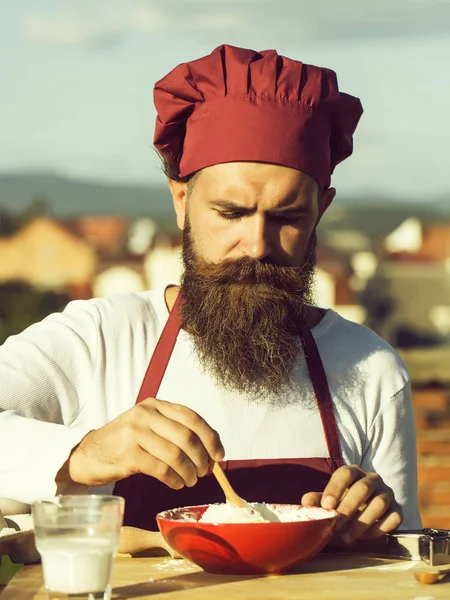 Hombre chef mezclando ingredientes — Foto de Stock