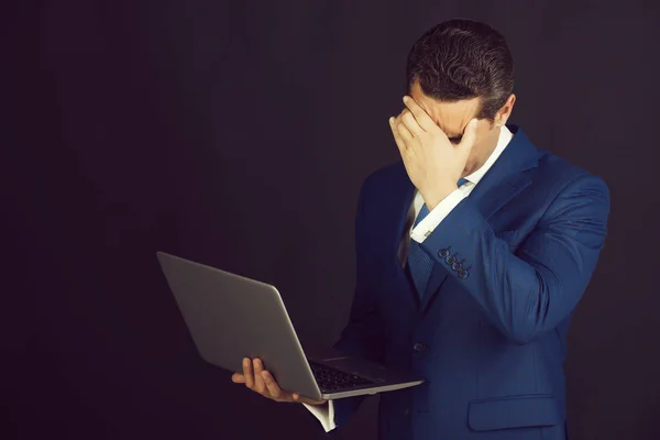 Hombre o gerente ocultando la cara con la mano en traje azul —  Fotos de Stock