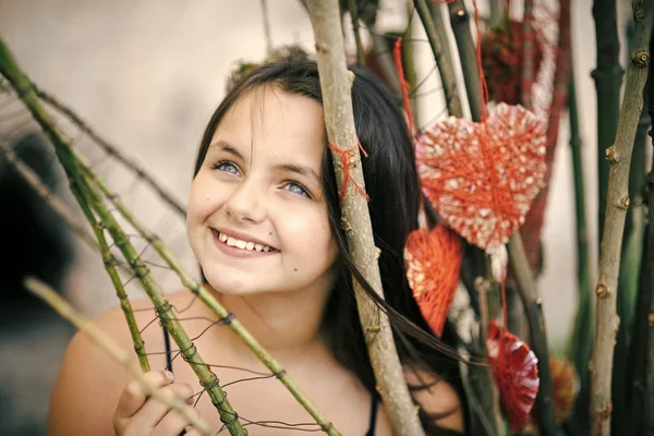 Criança sorrir com arranjo floral — Fotografia de Stock