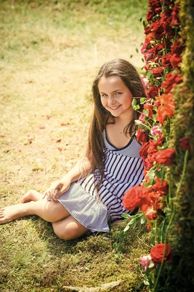Posar niño con decoración floral, primavera, temporada de verano —  Fotos de Stock