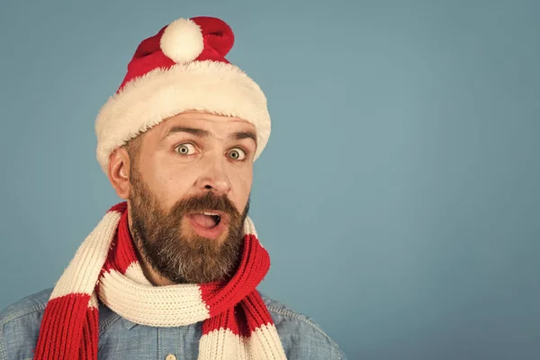 Christmas santa man met verbaasd gezicht in de rode hoed — Stockfoto