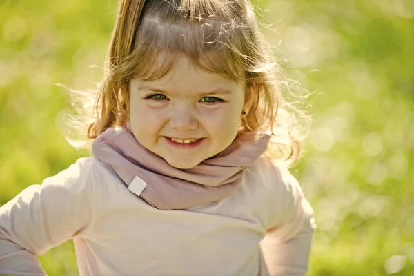 Güneşli sevimli yüzü gülümsemeyle mutlu kız — Stok fotoğraf