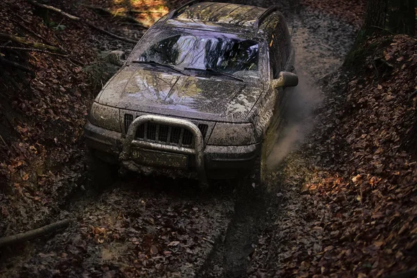 Offroad αυτοκίνητο περνάει βαθιά λάσπη τρύπες — Φωτογραφία Αρχείου