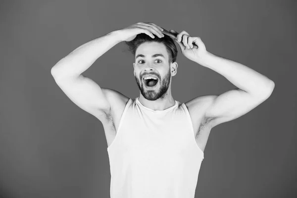 Hombre feliz peinando cabello sano con cepillo —  Fotos de Stock