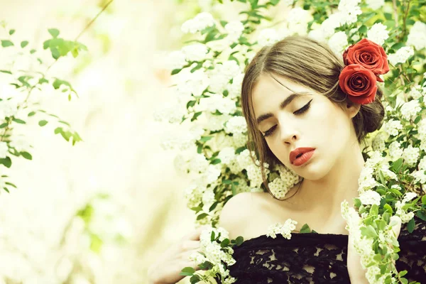 Chica bonita con maquillaje español de moda, flor de rosa en el pelo —  Fotos de Stock