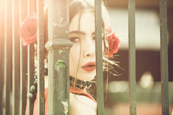 Bellezza e moda, ragazza con rosa in capelli a recinzione di ferro — Foto Stock