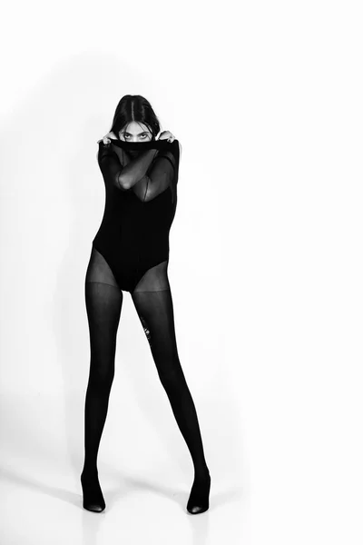 Menina em meias de nylon preto em pernas longas e bodysuit — Fotografia de Stock